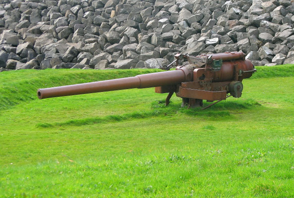 Sehenswürdigkeiten Thórshavn: Eine der beiden britischen Kanonen der Skansin-Festung von Tórshavn. Die Kanonen mussten nicht eingesetzt werden.