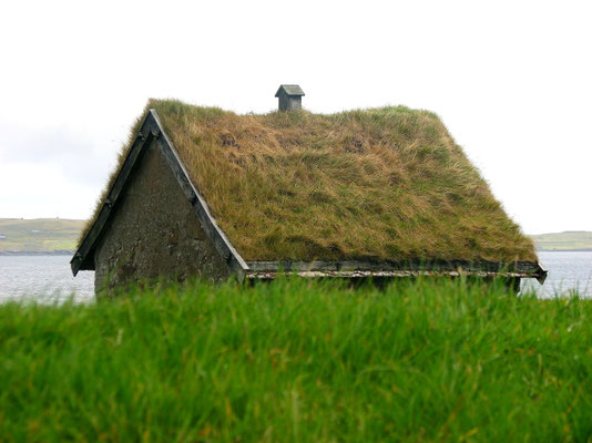 Sehenswürdigkeiten Thórshavn: Aus Steinen gebautes Wohnhaus mit Grasdach der Skansin-Festung. Das Gebäude wurde gegen Ende des 16. Jahrhunderts gebaut.