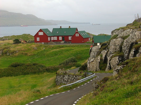 Sehenswürdigkeiten Hoyvík: Die rot gestrichenen Häuser sind Teil des Freilichtmuseums Hoyvíksgarður.