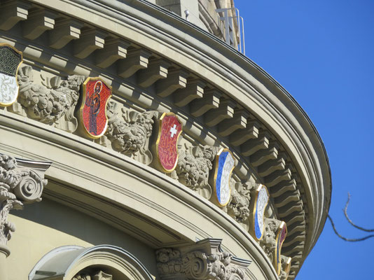 Sehenswürdigkeiten Bern: Die Wappen aller 26 Kantone sind an der Fassade des Bundeshauses angebracht. Auf dem Bild sichtbar (v.l.n.r.): Freiburg, Glarus, Schwyz, Luzern und Zürich. 