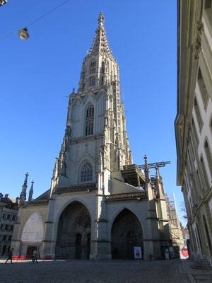 Das Berner Münster. Im Spätmittelalter war die reformierte Kirche dem Heiligen Vinzenz von Saragossa geweiht. Der Grundstein wurde 1421 gelegt, fertig gebaut wurde die Kirche jedoch erst im 19. Jahrhundert. Der Turm hat eine Höhe von 100,6 Meter. 