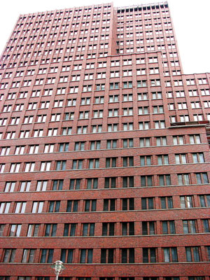 Sehenswürdigkeiten Berlin: Der Kollhoff-Tower ist insgesamt 103 Meter hoch und verfügt über 25 Etagen. Das Gebäude wurde 1999 fertiggestellt. Es wurde nach den Architekten Hans Kollhoff benannt.