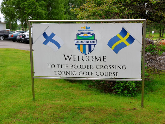 Sehenswürdigkeiten Tornio: Willkommensschild des grenzüberschreitenden Golfplatz des Green Zone Golf-Clubs in Tornio.