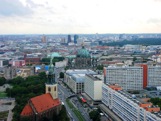 Sehenswürdigkeiten Berlin: Auf dem Kollhoff-Tower findest Du einen 360-Grad-Panorama-Ausblick. Auf dem Bild bekommst Du einen Eindruck, wie weit die Sicht reicht, nämlich weit über die Stadt hinaus.