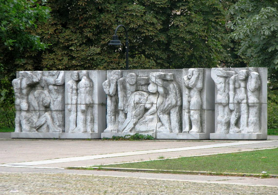Das Werk von Werner Stötzer «Alter Welt» stammt von 1986 und steht als Teil des Marx-Engels-Forum an der Karl-Liebknecht-Straße. 