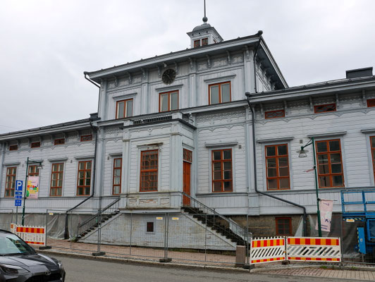 Sehenswürdigkeiten Tornio: Das Rathaus wurde bereits 1875 erbaut. Es ist eines der wenigen Gebäude, die die Zerstörung am Ende des II. Weltkrieges überstanden.