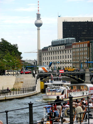 Sehenswürdigkeiten Berlin: Am Kanzleramt kannst Du zu einer einstündigen Stadtrundfahrt mit dem Schiff aufbrechen. Die Fahrt führt am Kanzleramt, dem Berliner Dom, der Friedrichstraße und dem Nikolaiviertel entlang.