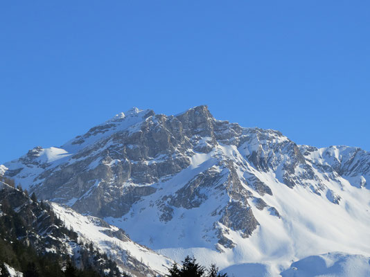 Steg: Der Alpgipfel Naafkopf (2570 m ü. M.), Kletter- und Wanderberg der Gebirgsgruppe Rätikon. Der Gipfel liegt punktgenau auf dem Dreiländereck von Liechtenstein, der Schweiz und Österreich.