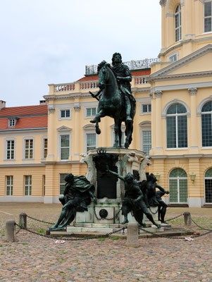 Sehenswürdigkeiten Berlin: Das Reiterstandbild zeigt den als Großen Kurfürsten genannten Kurfürst Friedrich Wilhelm von Brandenburg (1620-1688). Im Westfälischen Frieden legte er 1648 den Grundstein für den Aufstieg Brandenburgs zur Großmacht. 