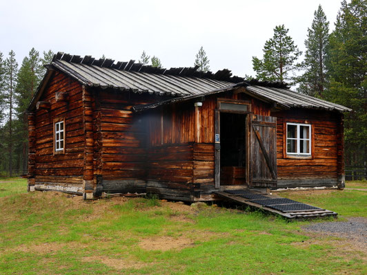 Sehenswürdigkeiten Inari: Traditionelles Bauernhaus mit zwei Räumen, in denen die ganze Familie ihren Alltag verbrachten, wenn sie nicht am Arbeiten waren.