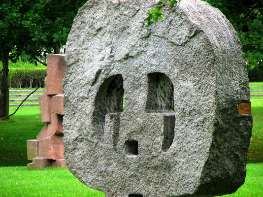 Steinskulptur «Contact» von Pierre Szekely (1923-2001). Die Skulptur wurde zusammen mit weiteren - ua die beiden vorgängigen Skulpturen - anlässlich des Symposiums europäischer Bildhauer geschaffen und aufgestellt. Standort: Großer Tiergarten.