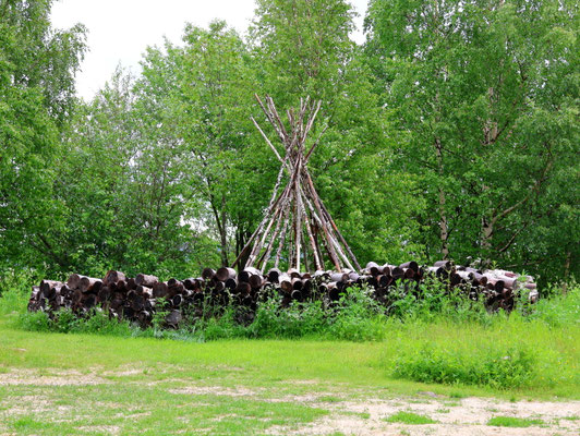 Sehenswürdigkeiten Rovaniemi: Holzkunstwerk, welches sich an der Sámi-Kultur anlehnt.