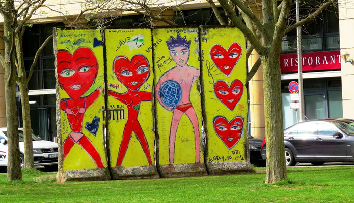 Sehenswürdigkeiten Berlin: Bemaltes Mauerstück im kleinen Park beim U-Bahn-Eingang am Leipziger Platz. Das Graffity stammt von Thierry Noir. Noir (*1958, Lyon) lebt seit 1982 in Berlin. 