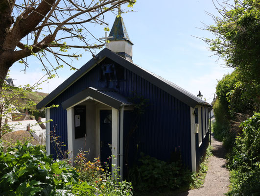 Sehenswürdigkeiten Cadgwith: Der schmale Fußweg vom Parking zum Dorfkern führt an der St Mary's Church vorbei. Eine kleine Kirche aus Wellblech.