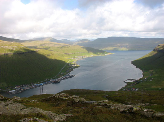 Sehenswürdigkeiten Kollafjørður: Der malerische Kollafjørður-Fjord. Er dringt rund acht Kilometer ins Land hinein.