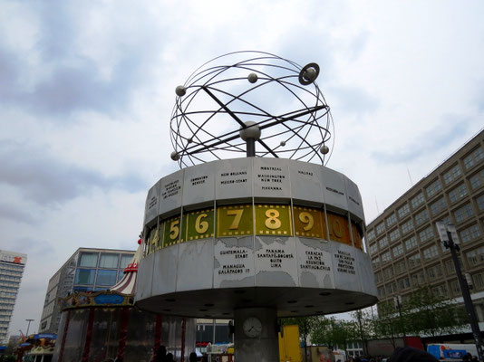 Sehenswürdigkeiten Berlin: Die ikonische Weltuhr. Mit den Zeitangaben westlicher und östlicher Metropolen verband sie auf ihre Art die beiden Weltanschauungen miteinander. Heute ist sie ein beliebter Treff- und Selfiepunkt.