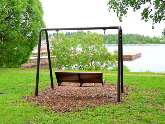 Sehenswürdigkeiten Tornio: Schaukel mit Blick auf den Tornionjoki-Fluss. Die Schaukel befindet sich im Apteekinpuisto, dem Apothekerpark.