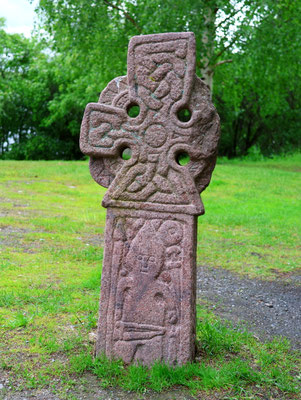 Sehenswürdigkeiten Rovaniemi: Keltisches Hochkreuz. Wie Nachbauten von Runensteinen steht das Kreuz im Arktischen Garten.