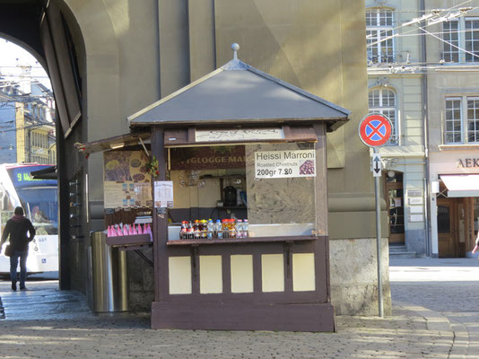 Sehenswürdigkeiten Bern: «Marroni»-Verkaufsstand beim Zytgloggenturm.  Während den Wintermonaten (Oktober bis ca. Mitte März) werden hier geröstete Kastanien verkauft. 