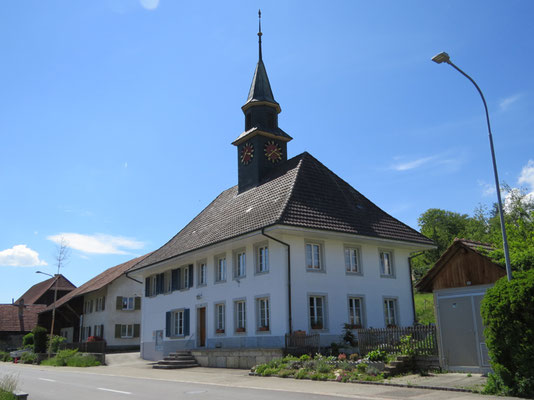 Bucheggberg - Bibern: Das alte Schulhaus und heutige Gemeindehaus mit dem Uhrturm im Dorfkern von Bibern.