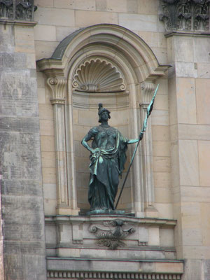 Bronzestatue an der Fassade des Berliner Doms. Standort: Am Lustgarten.
