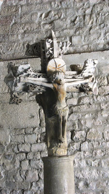 Sehenswürdigkeiten Vaison-la-Romaine: Artefakt des an des gekreuzigten Jesus aus Stein im Kreuzgang des alten Klosters.