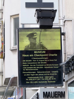 Sehenswürdigkeiten Berlin: Tafel am Museum «Haus am Checkpoint Charlie». Es führt auf, was im Museum zu sehen ist.