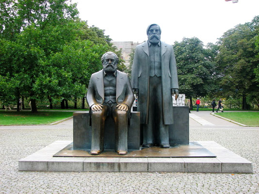 Marx-Engels-Denkmal wurde 1986 eingeweiht und ist Teil des Marx-Engels-Forum. Geschaffen wurde es vom Bildhauer Ludwig Engelhardt (1924-2001). Standort: Marx-Engels-Forum.
