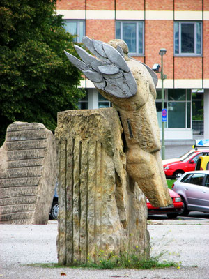 Wächter-Freiheitsengel von Peter H. Wiener (1939 - 2017). Die Skulptur zeigt einen Engel, der als Wächter die Werte der Freiheit verteidigt. Standort: Platz der Republik vor dem Reichtagsgebäude.