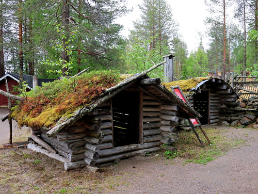 Sehenswürdigkeiten Rovaniemi: Typische Behausung der Samen. Die Holzhütten bestanden zumeist aus einem Raum. Die Dächer wurden mit Torf isoliert.