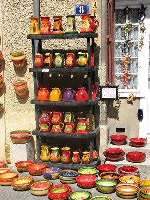 Sehenswürdigkeiten Vaison-la-Romaine: Souvenirladen im Stadtkern der Unterstadt von Vaison-la-Romaine.