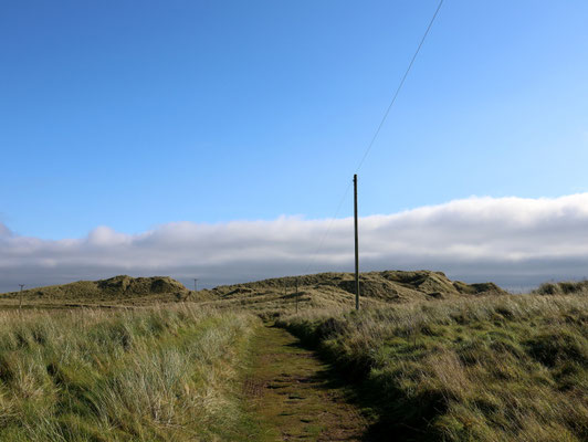 Sehenswürdigkeiten Rattray Head: Fußweg von den Gebäuden der ehemaligen Coastguard Lookout Rattray Head zur Rattray Head Bay mit dem malerischen Leuchtturm.