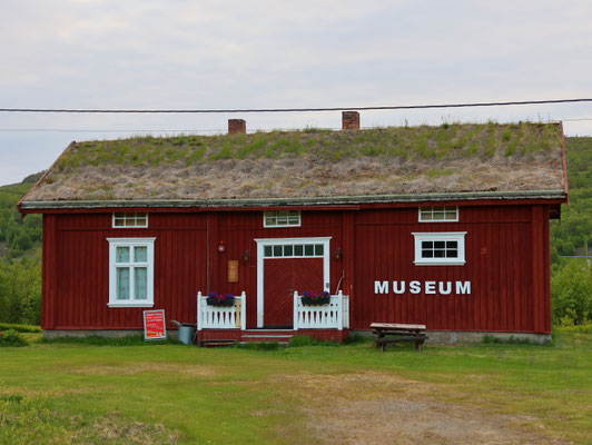 Sehenswürdigkeiten Nuorgam & Utsjoki: Das Ausstellungsgebäude des Deanu-Museums. Es finden Ausstellungen zu den Traditionen der am Deanu-Fluss wohnhaften Sámi statt.