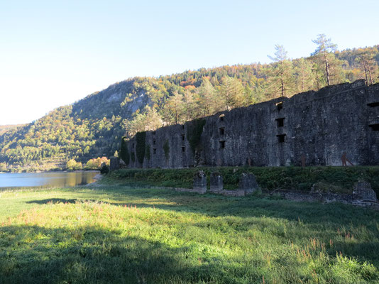 Sehenswürdigkeiten Glacières de Sylans: Die immense Größe des Fabrikationsgebäudes und der Bedeutung der Eisernte am Lac de Sylans zeigt sich an der beeindruckenden Länge von 150 Meter.