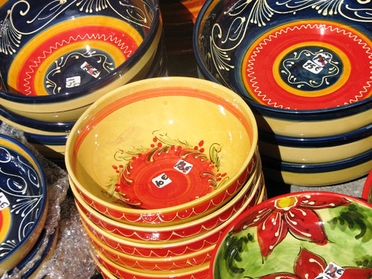 Sehenswürdigkeiten Vaison-la-Romaine: Bunt bemalte Essschalen. Sie sind ein typisches Erinnerungsstück an die Provence. Die Stücke werden in einem Souvenierladen in der Unterstadt von Vaison-la-Romaine angeboten.