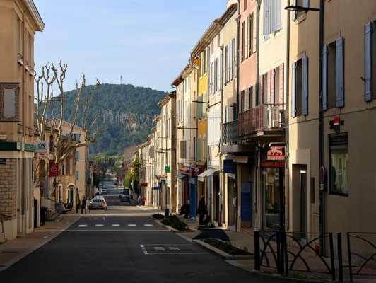 Sehenswürdigkeiten Vaison-la-Romaine: Pastelfarbene Häuserfront entlang der Av. Jules Ferry in der Unterstadt von Vaison-la-Romaine.