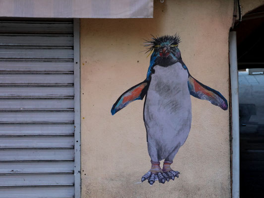 Sehenswürdigkeiten Gap: Street-Art-Werk eines Kaiserpinguins in der Rue Jean Eymar in der Altstadt von Gap.