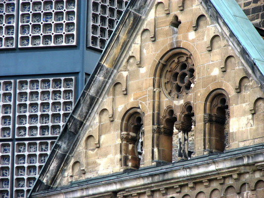 Sehenswürdigkeiten Berlin: Die Spannung aus zerstörter Vergangenheit und dem modernen Bau des Neuen Kirchengebäudes werden Mahnmal und Hoffnung ersichtlich, die die Wiederauferstehung symbolisieren.