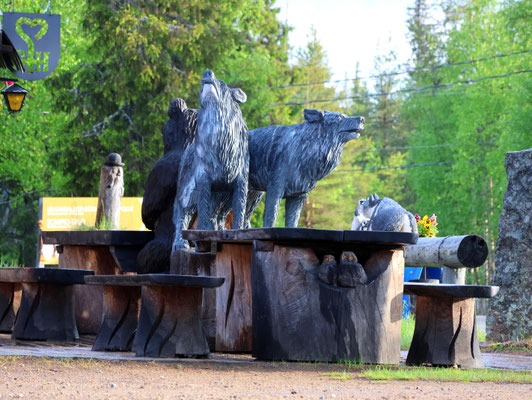 Goldgräberstadt Tankavaara: Ruheplatz mit einem heulenden Wolfsrudel aus Holz.
