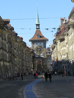 Sehenswürdigkeiten Bern: Zytgloggenturm mit Wohn- und Geschäftshäuser an der Kramgasse. Er wurde zwischen 1218 und 1220 erbaut. Ursprünglich stand er an der Außenseite der Stadt und wurde als Wehrturm erbaut.