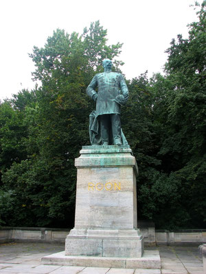 Albrecht-Graf-von-Roon-Denkmal. Das Denkmal ehrt den deutschen Einigungskämpfer und preußischen Heeresreformer Albrecht von Roon (1803-1879). Die fünf Meter hohe Statue stammt von Harro Magnussen, die Gesamthöhe beträgt 11 m. Standort: Altonaer Straße 15.