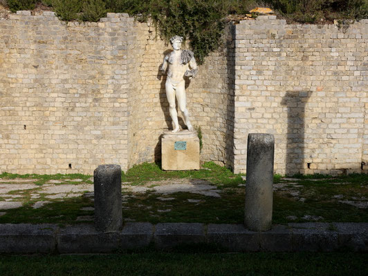Sehenswürdigkeiten Vaison-la-Romaine: Statue eines römischen Mannes.