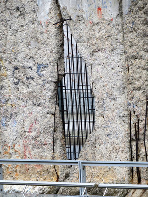 Sehenswürdigkeiten Berlin: Auch die Mauer, eine Folge der nationalsozialistischen Regierungszeit, wird in Szene gesetzt. 