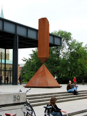 Das Werk «Broken Obelisk» stammt von Barnett Newmann (1905-1970). Die Skulptur aus Cortenstahl entstand zwischen 1963-1969. Sie ragt rund acht Meter in die Höhe und wurde aus Cortenstahl geschaffen. Drei Exemplare stehen in New York, Houston und Seattle.