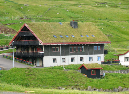 Sehenswürdigkeiten Gyórgv: Modernes Großgebäude mit Torfdach.