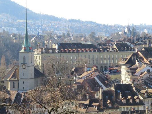 Sehenswürdigkeiten Bern: Nydeggkirche (linker Bildrand) und Verwaltungssitz des «Amts für Inneres und Justiz» an der Nydeggasse 11/13 (großes Gebäude).
