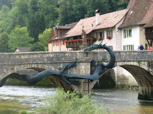 St. Ursanne: Die Steinbrücke St. Jean über den Doubs. Sie ist dem Brückenheiligen Nepomuk gewidmet und 1728 eingeweiht worden. Auf dem Bild ein Drachen des «Herr der Ringe»-Festivals (2009).