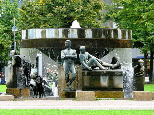 Südbrunnen «Lebensalter» von Waldemar Grzimek (1918 - 1984). Der Brunnen symbolisiert den menschlichen Lebenszyklus und die Vergänglichkeit. Standort: Wittenbergplatz