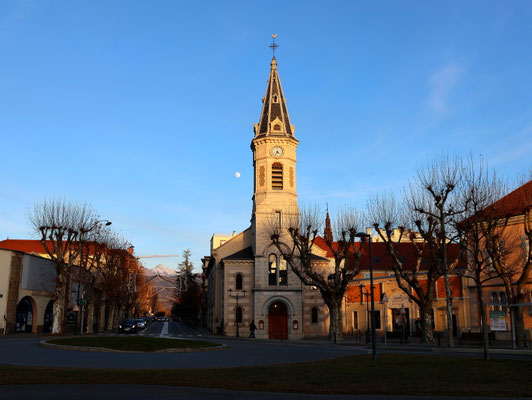 Sehenswürdigkeiten Gap: Die katholische Kirche Saint-André-les-Cordeliers. Der hohe Kirchturm über dem Eingang zur Kirche ragt hoch über die umliegenden Häuser.