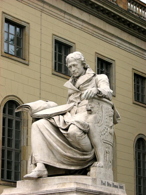 Steindenkmal Wilhelm von Humboldt vor dem Hauptgebäude der Humboldt-Universität. Die Statue steht beim Eingang neben der Statue seines Bruders Alexander. Die renommierte Humboldt-Universität wurde nach ihnen benannt. Standort: Unter den Linden 6.